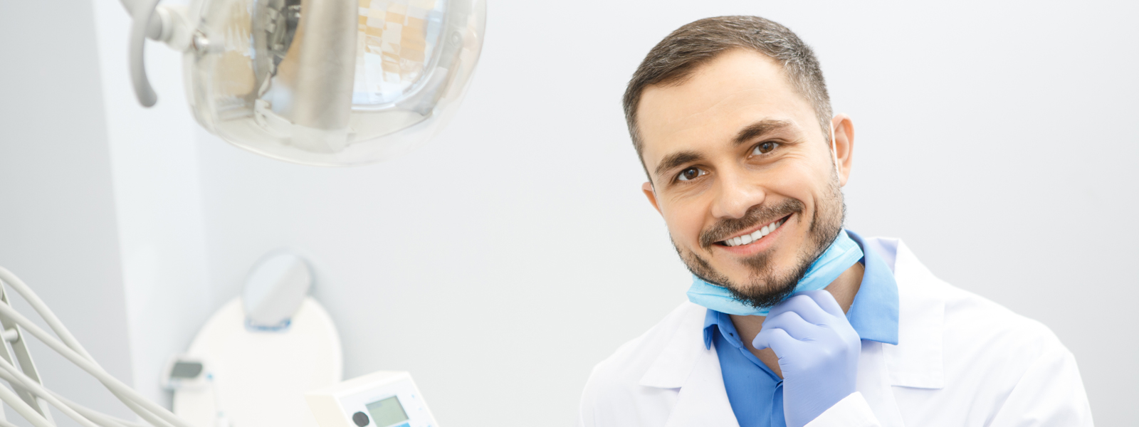 ACDQ Jeune dentiste souriant